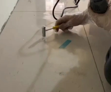 新荣瓷砖开裂维修公司专业分享瓷砖在铺贴前如果没有沥干水分，将会导致以下问题