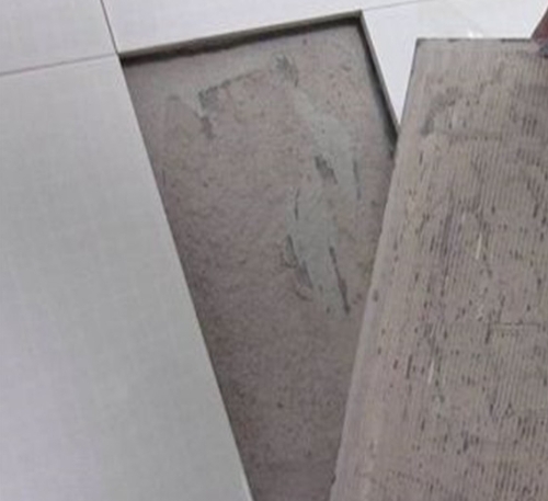 新荣瓷砖空鼓维修公司分享瓷砖铺贴时如果打浆（即涂抹在瓷砖背面和基层上的砂浆或瓷砖胶）过少，会带来以下问题